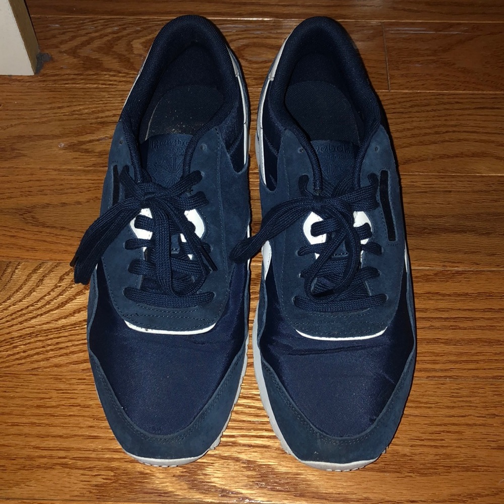 Reebok Classic Size 10.5 Navy and White